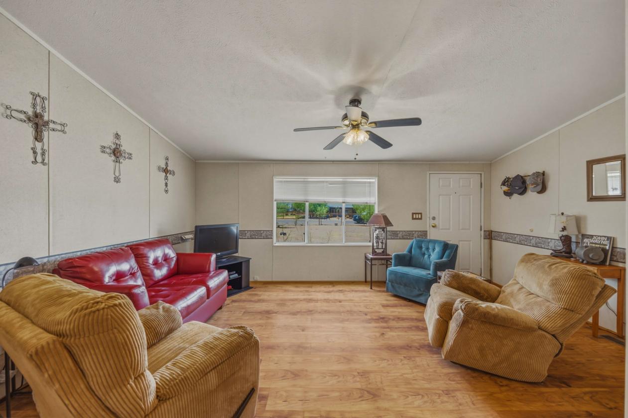 Affordable, clean, move in ready horse property! - photo 16