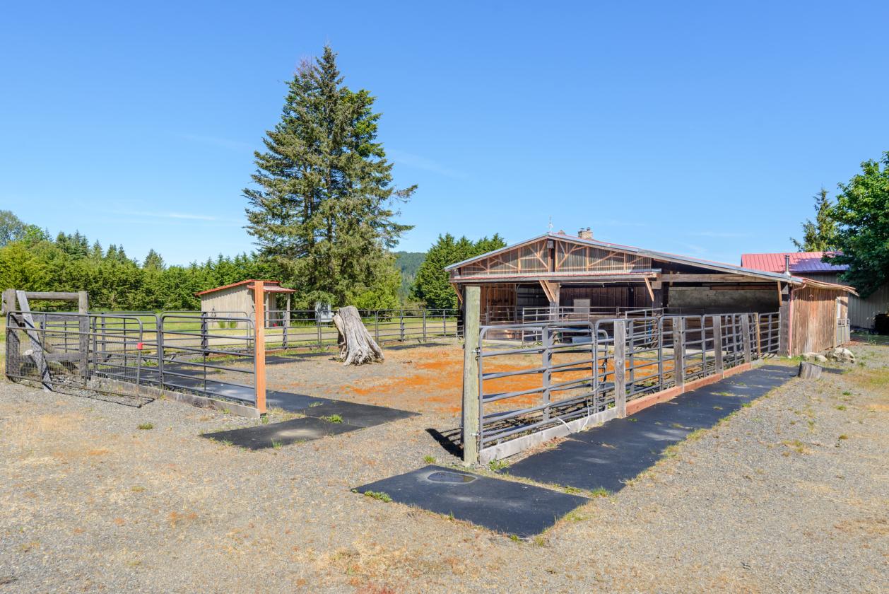 Luxury Equestrian Estate w/Beautiful Water Views - photo 23