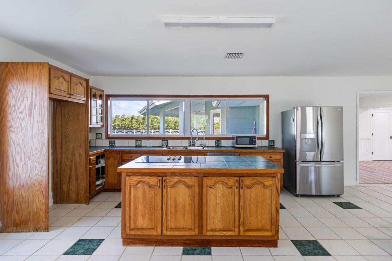 Luxury Home | 2-Stall Barn | Round Pen | Paddocks - photo 26