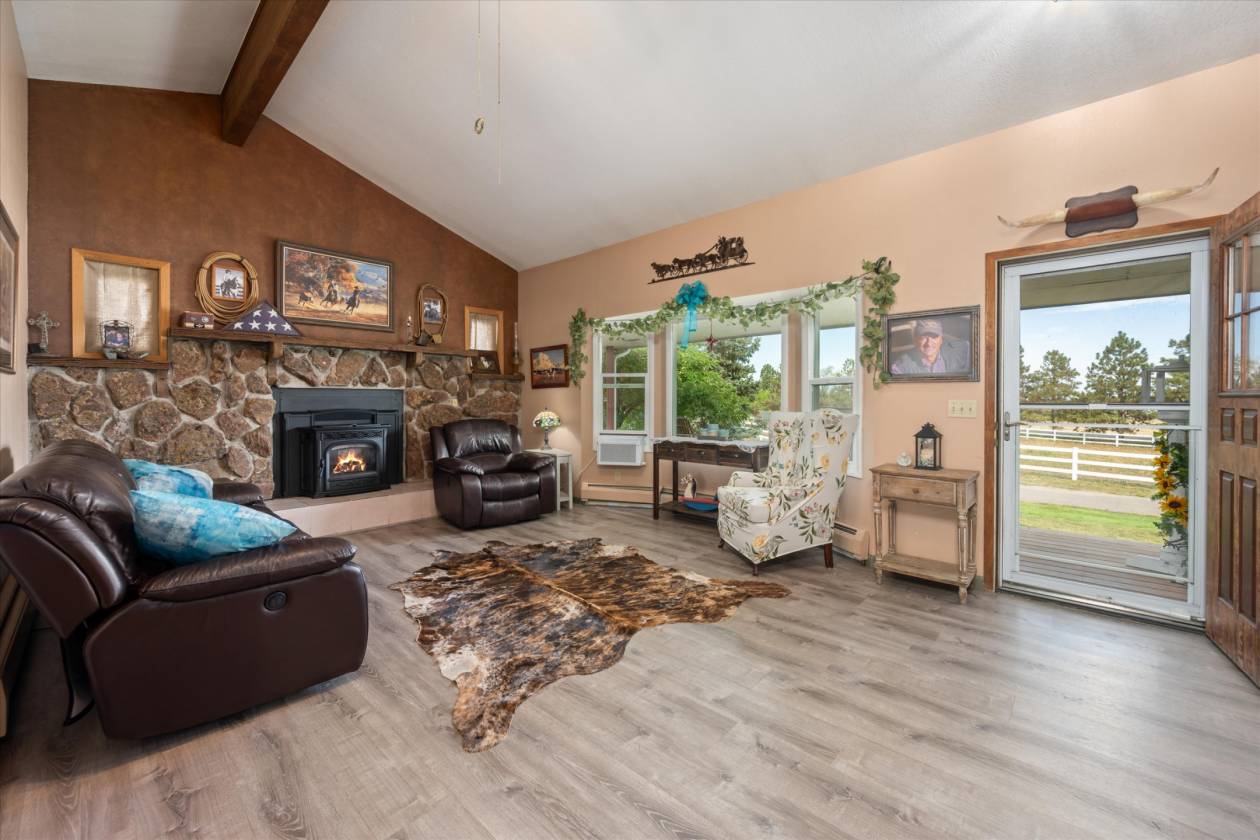 T Lazy J -Roping Arena, 6-Stall Barn & Custom Home - photo 3