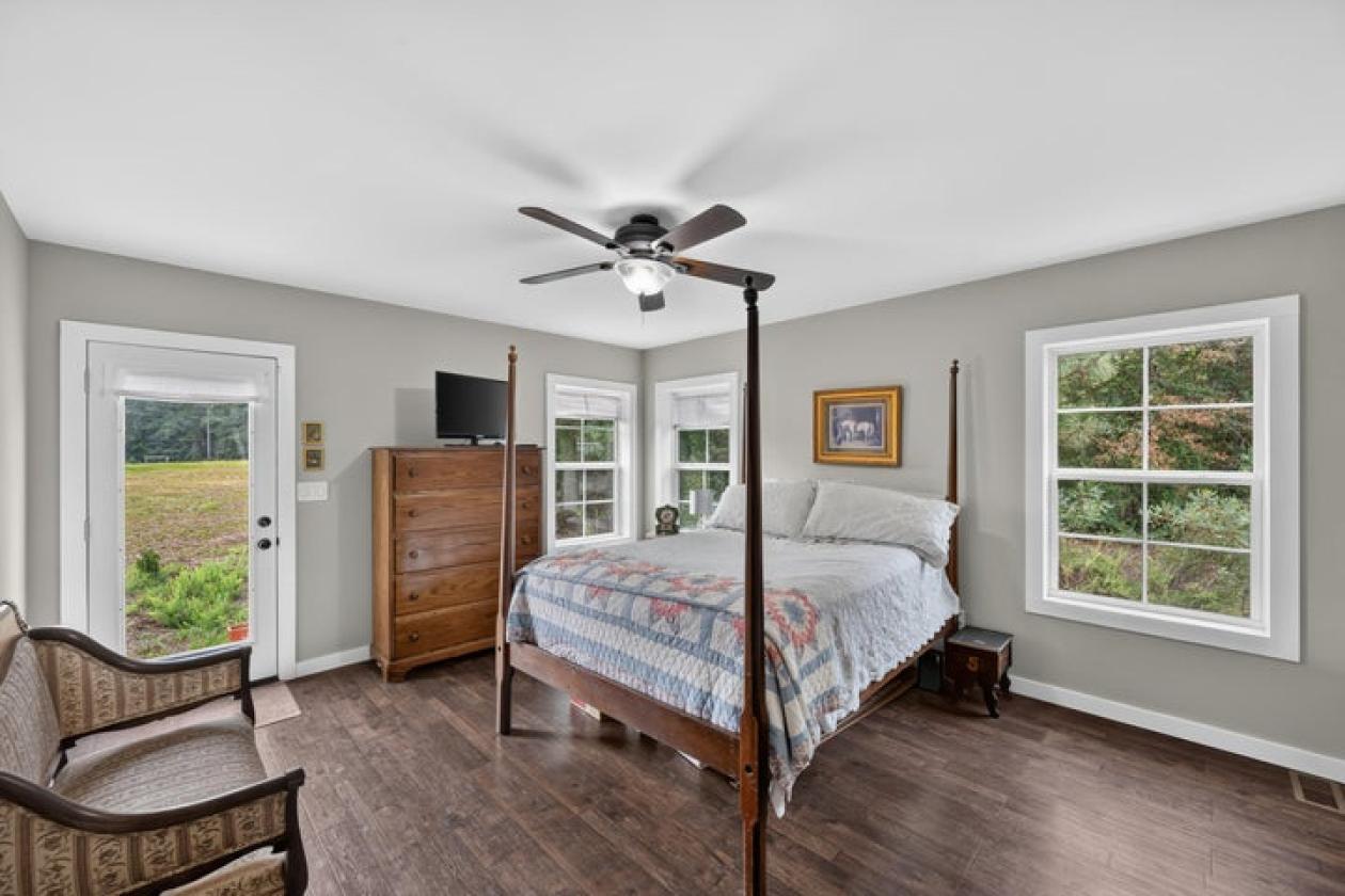 Custom Cottage on 10 Acres in Horse Country - photo 17