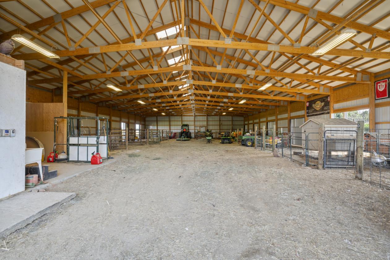 Stunning luxury 40 acre ranch w/water, barn + more - photo 29
