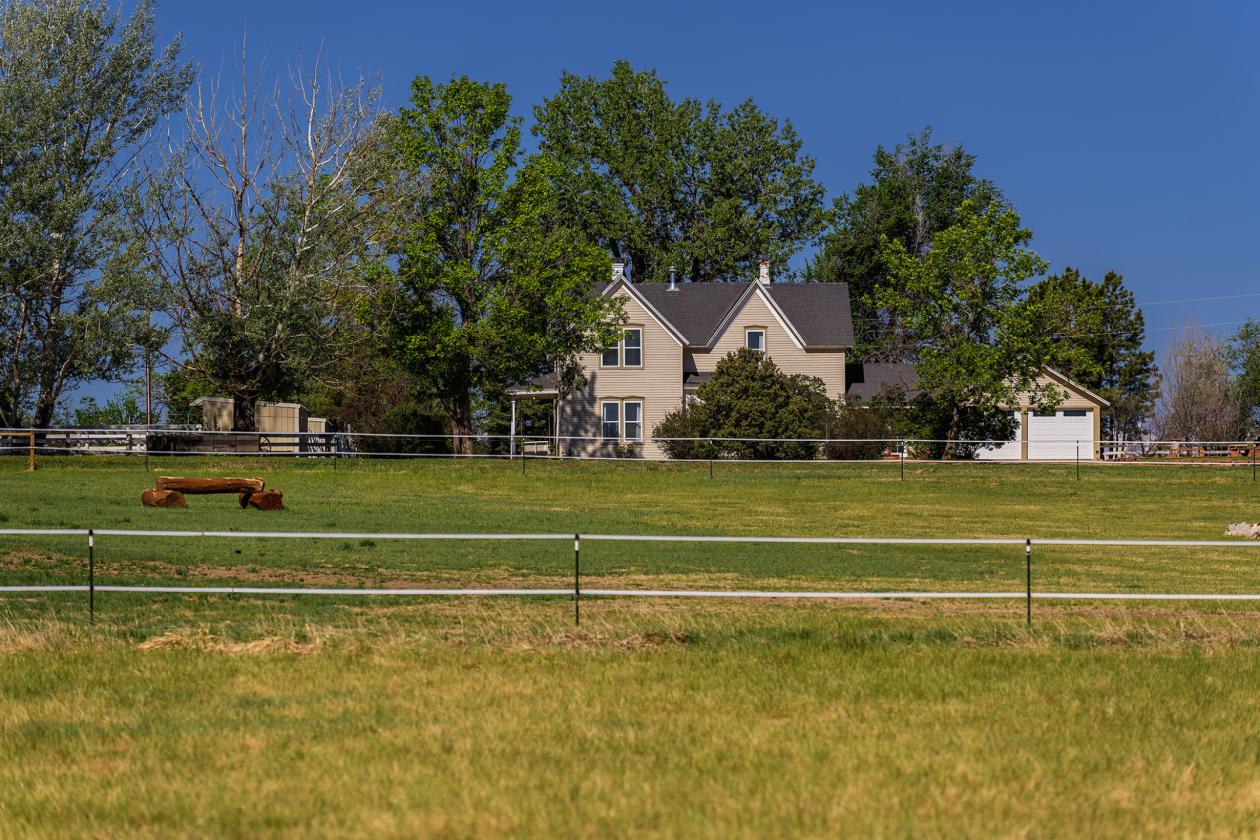 Well-situated Equine property with Frontrange view - photo 3