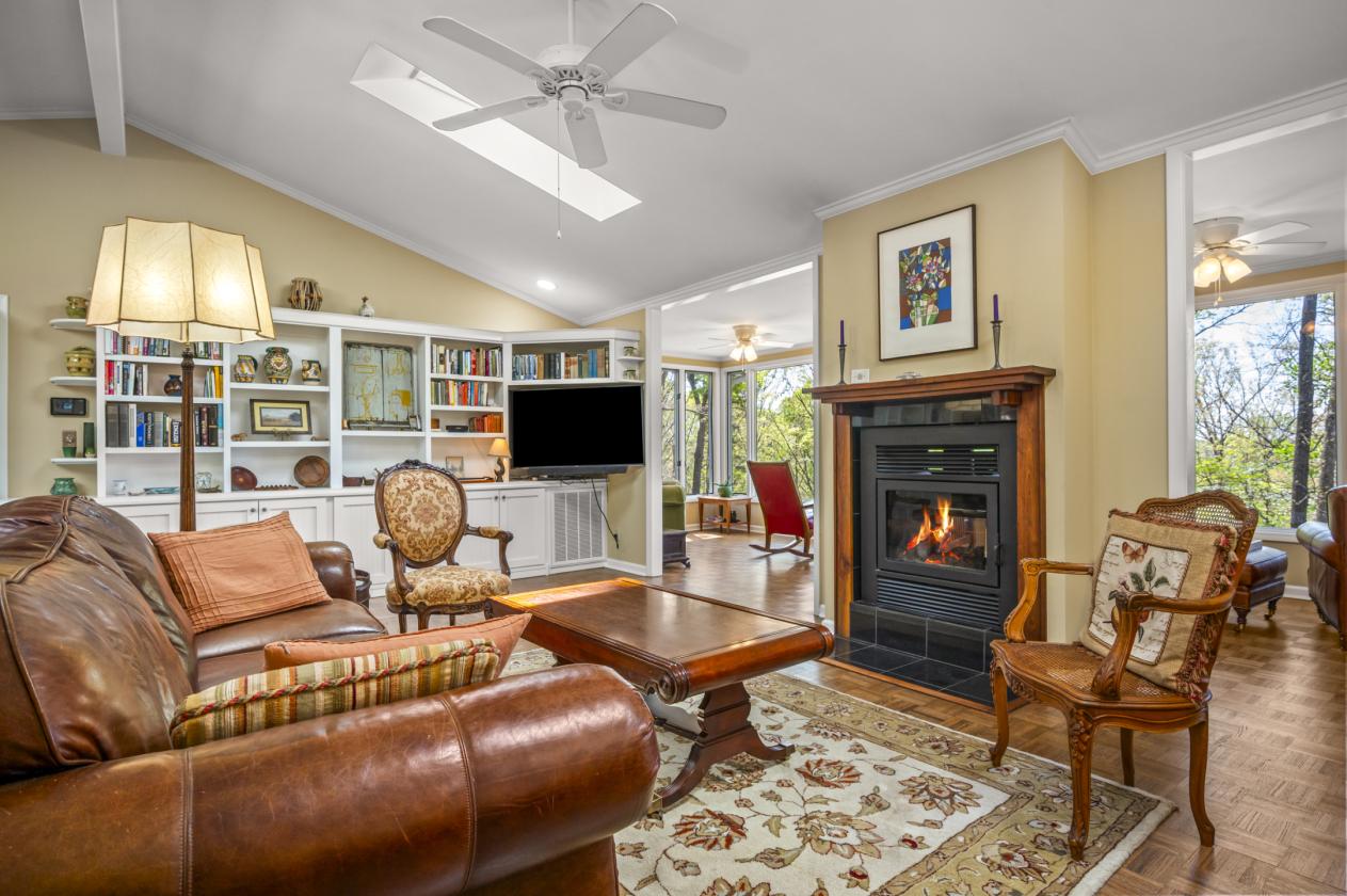 Mountain Views, Privacy, Trails, Updated Home - photo 4