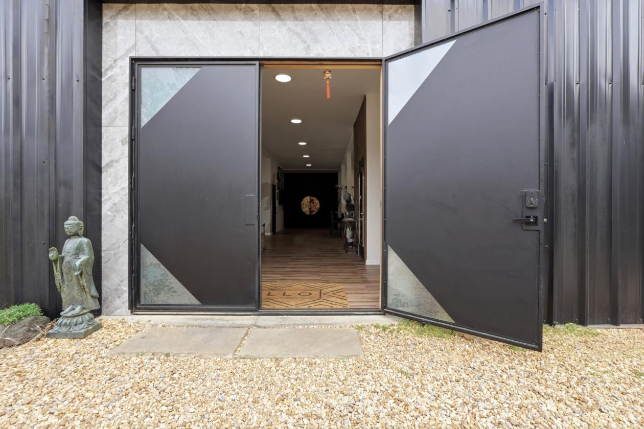 Luxurious Barndominium on Working Equestrian Farm - photo 5