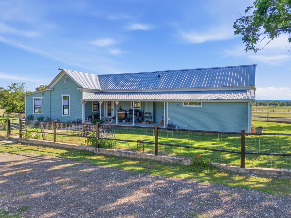 Luxury Hill Country Farmhouse | 10 Acres - photo 28