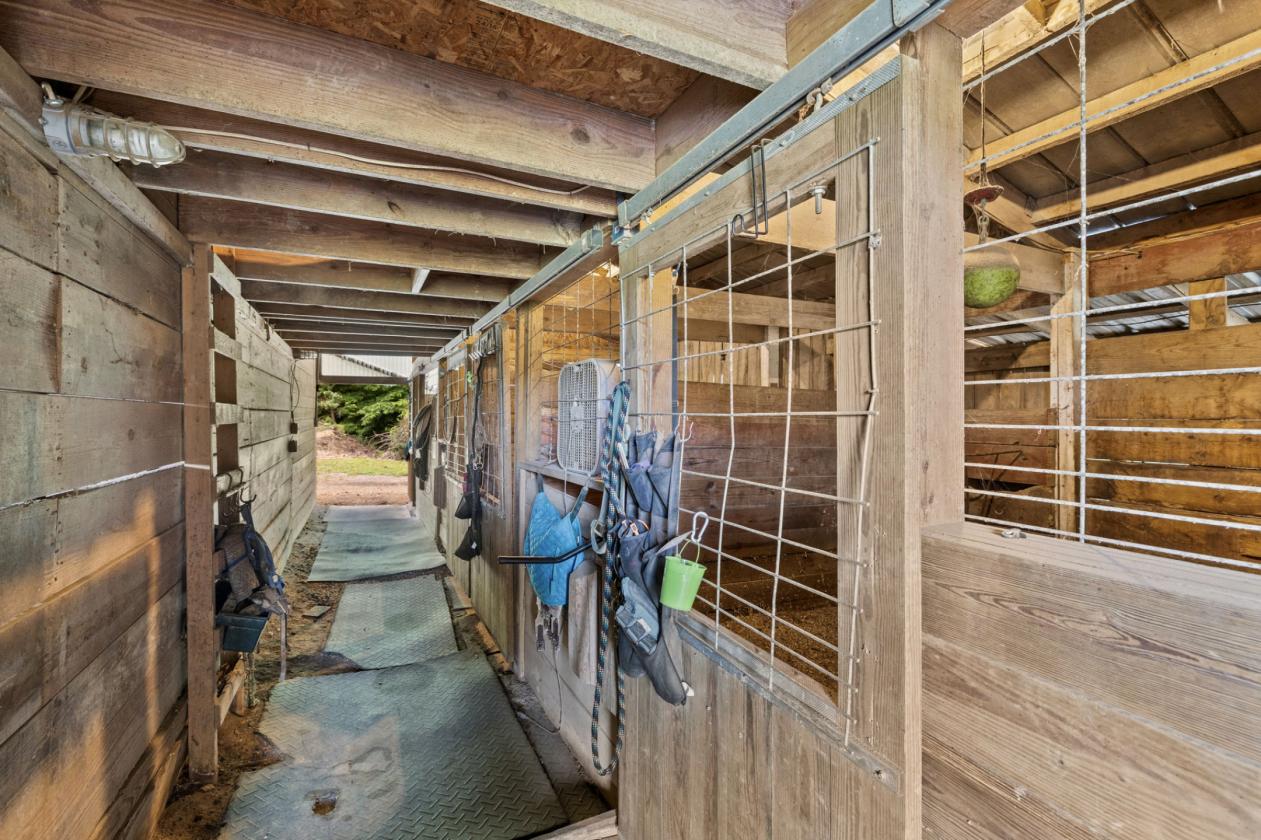 EKG Stables: 36-Acre Turnkey Equestrian Paradise - photo 21