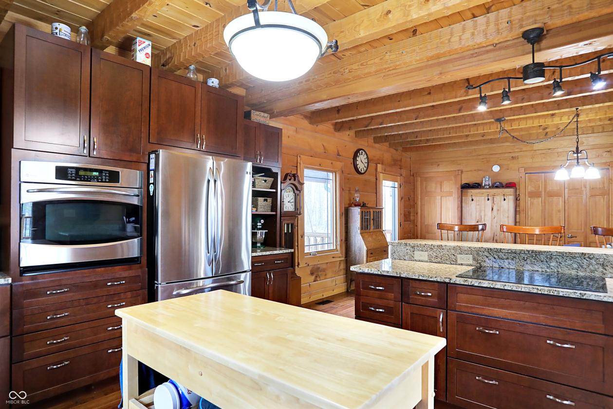 Stunning Barna log home on over 12 acres - photo 9
