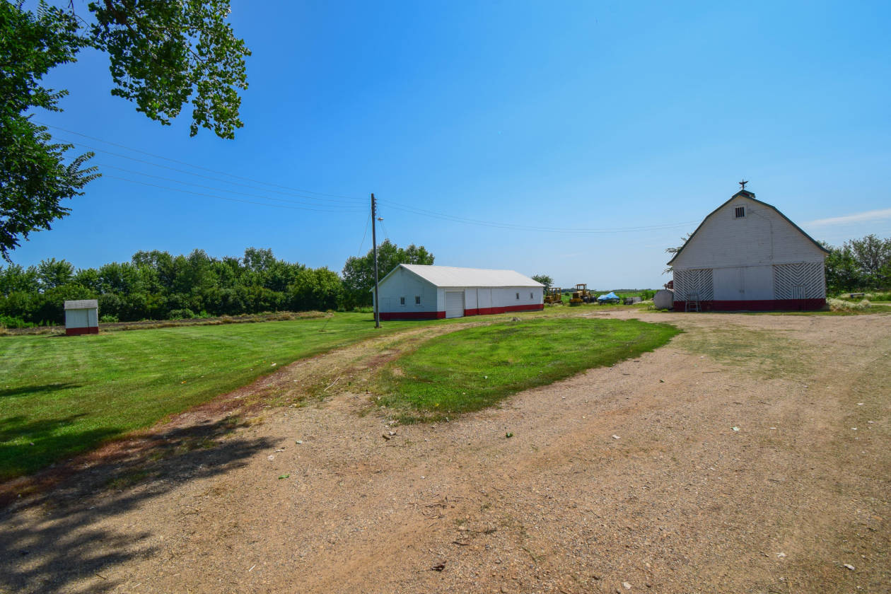 Well Maintained Horse Acreage and Hobby Farm Parker, Turner County