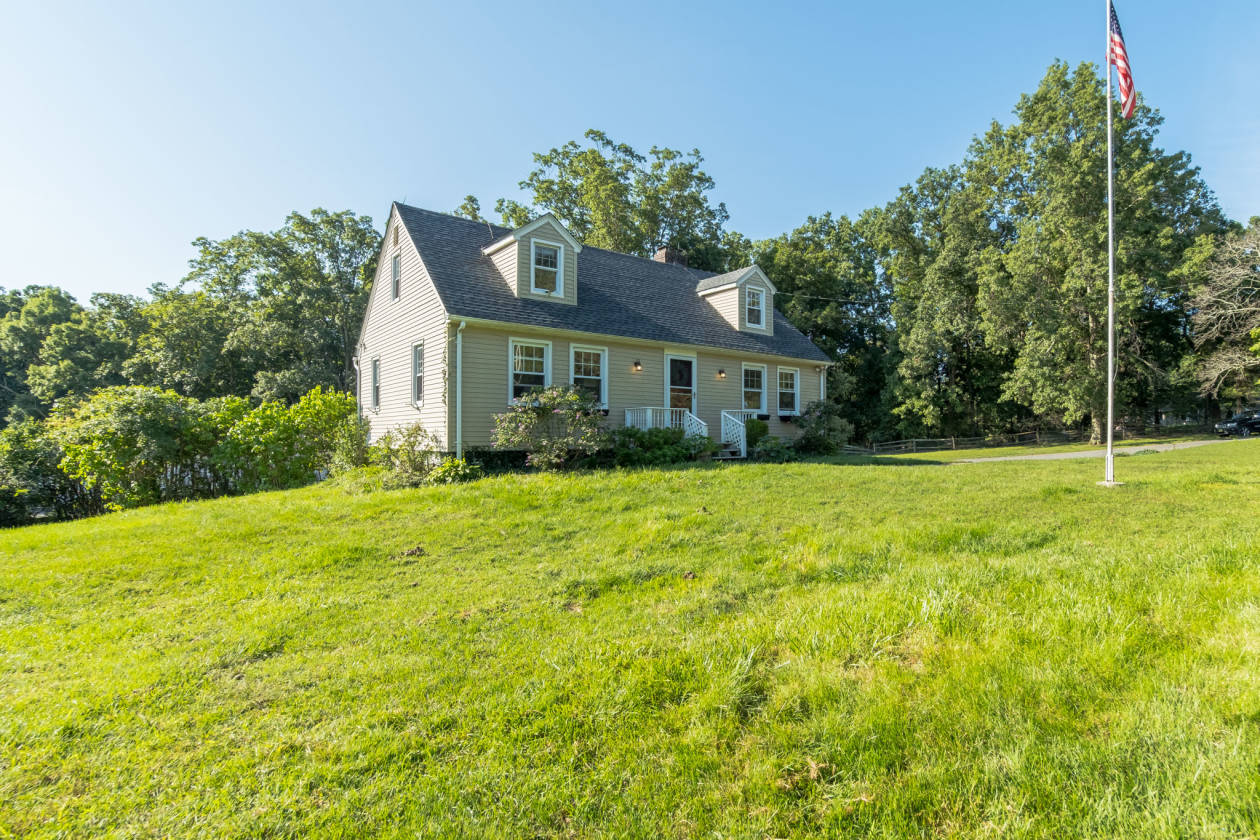 Charming Cape Cod home with large Arena! Tewksbury, Hunterdon County