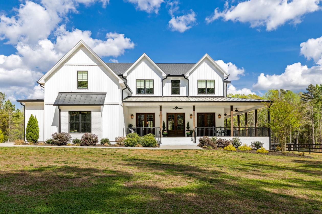 Luxury Farmette with 4 Stall Horse Barn & Arena - photo 3