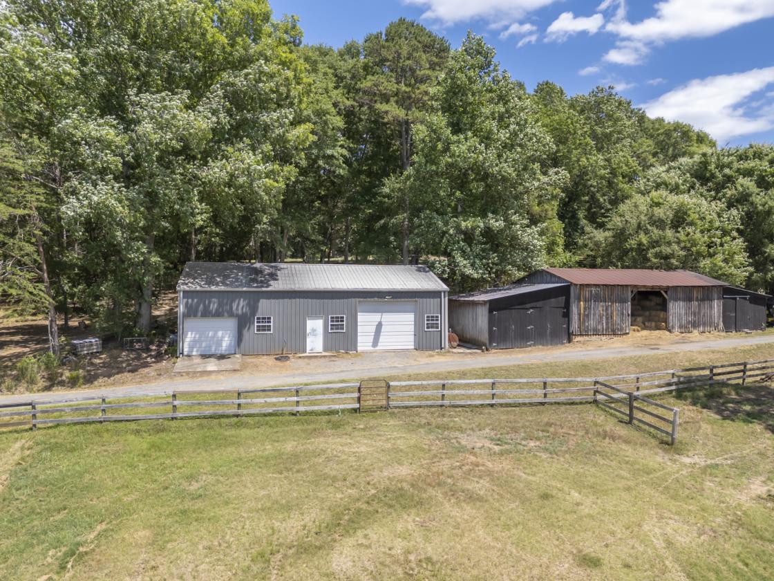 Luxury Horse Farm | 29 Stalls | Indoor Arena - photo 26
