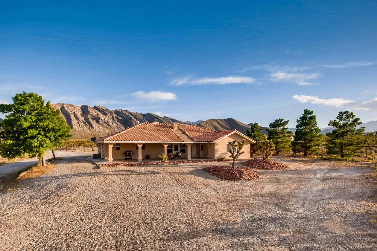 CUSTOM HORSE PROPERTY ON 4.15 ACRES WITH NEW ROPING ARENA,UNPARALLELED