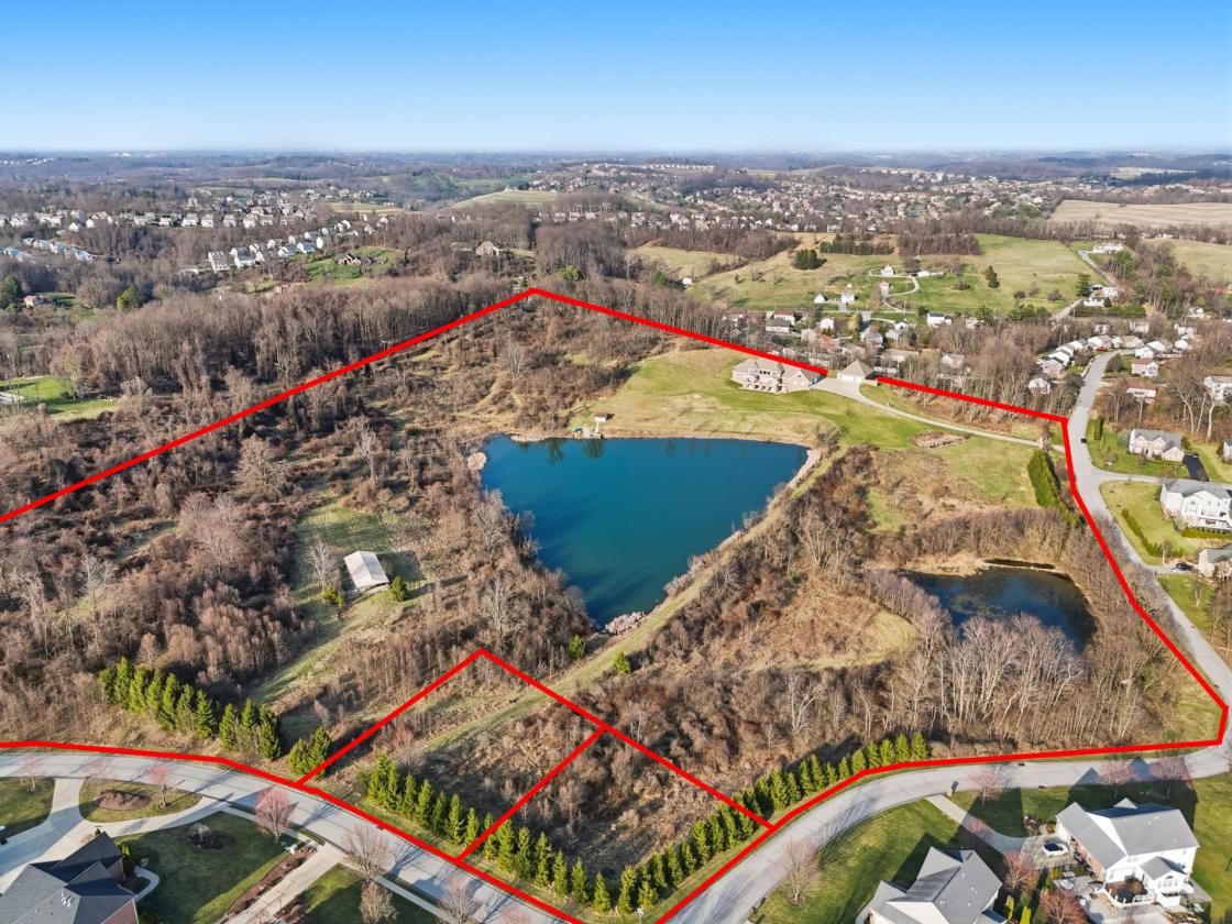 Private 31+ Acre Estate perfect for Horse Lovers - photo 2