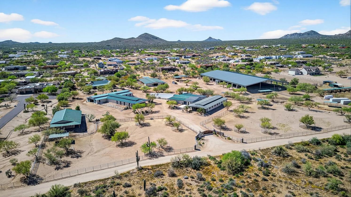 Income producing equestrian ranch on 10 acres - photo 1