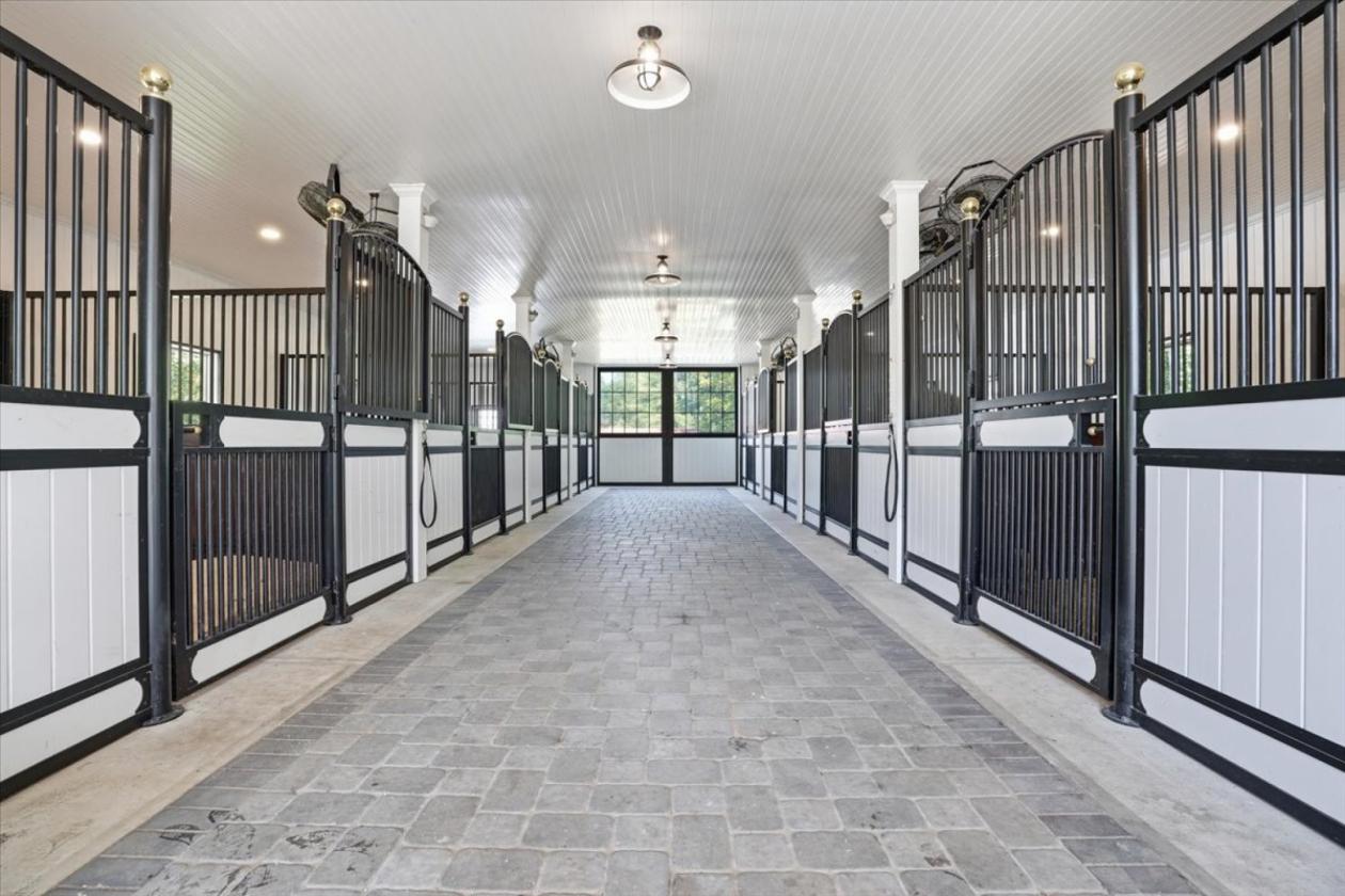 Equestrian estate w/ luxury barn & carriage house - photo 20
