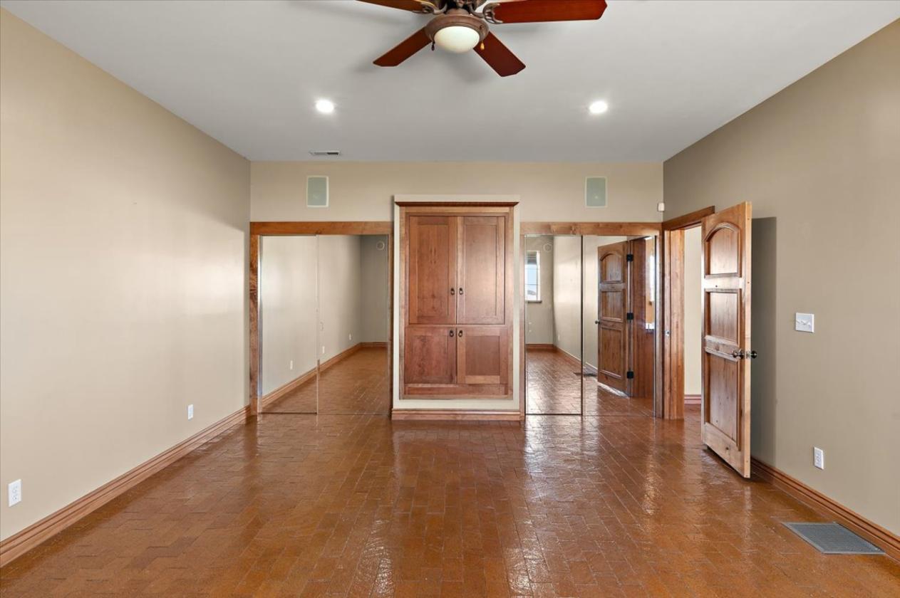 Pueblo ranch with 27,125 sq ft building - photo 5
