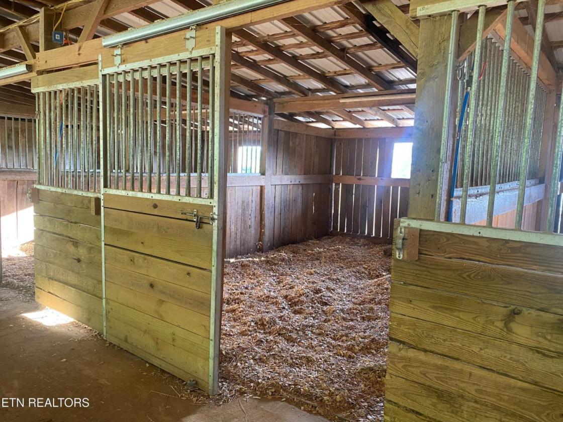 Exceptional horse ranch on 52 acres - photo 21