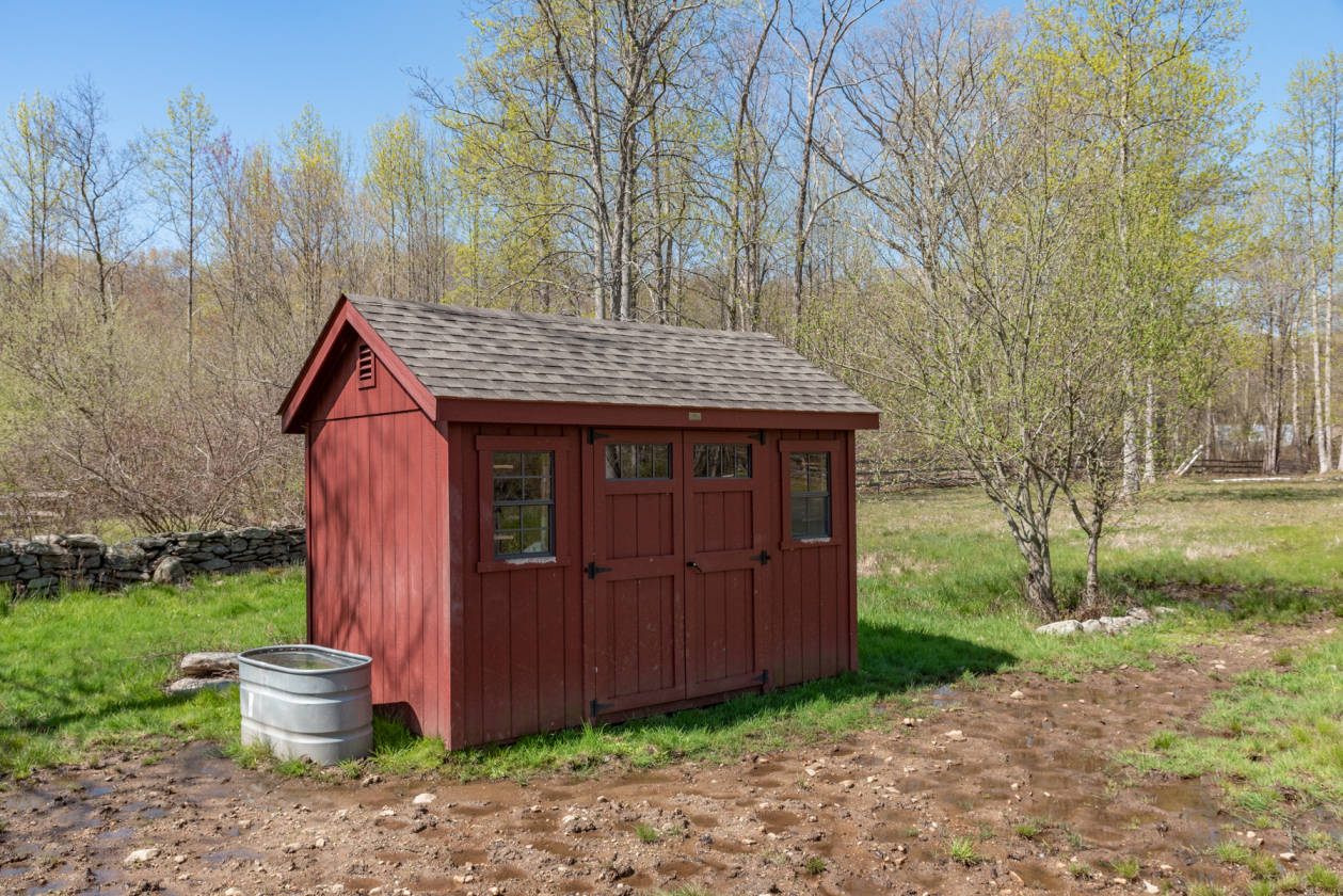 Beautiful horse property 4 stall barn ring and... Killingworth