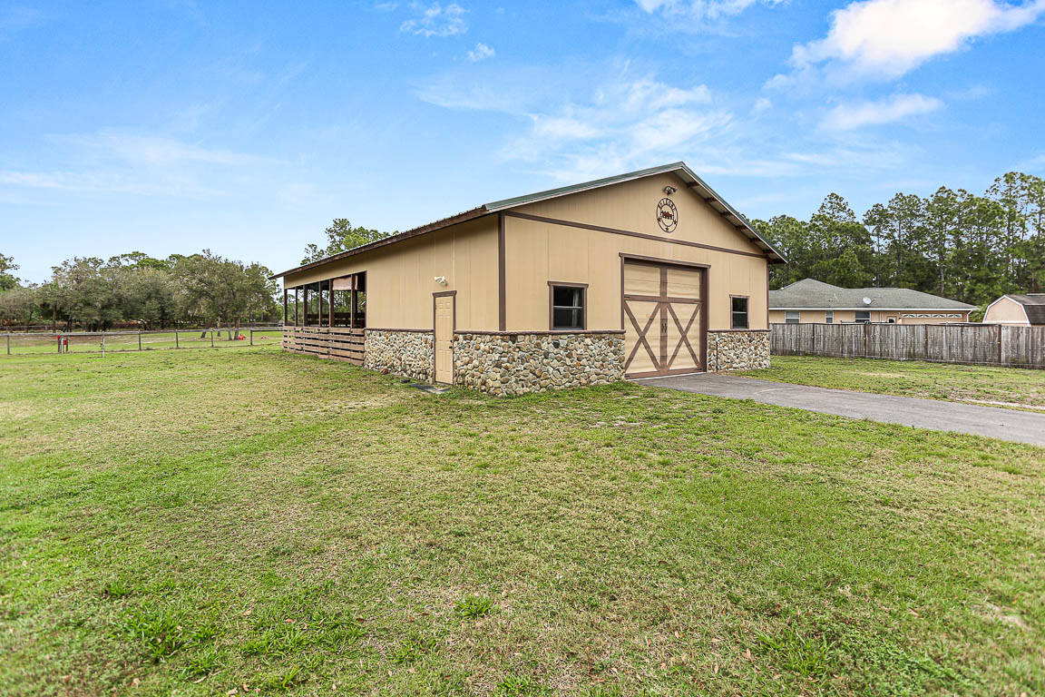 Movein ready pool home, huge barn on 3 fenced acres North Port