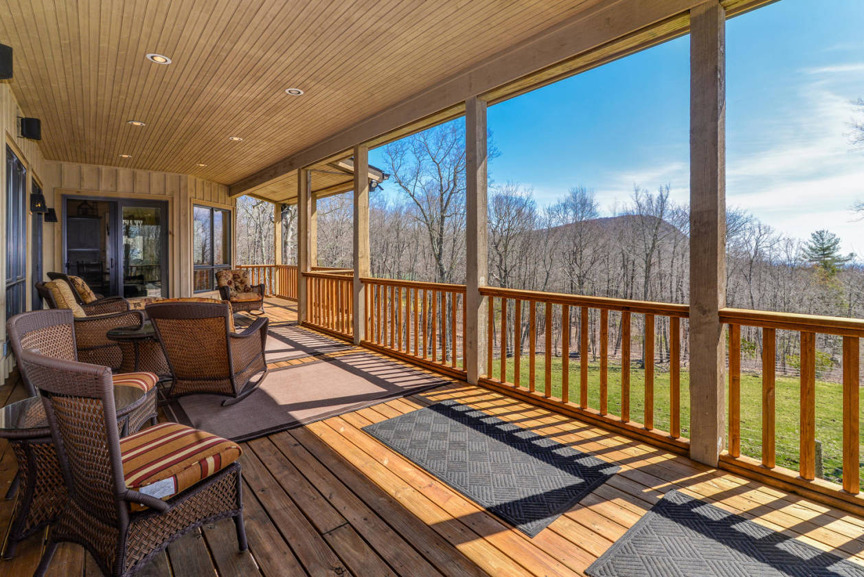 Luxury equestrian estate bordering national forest with endless trails