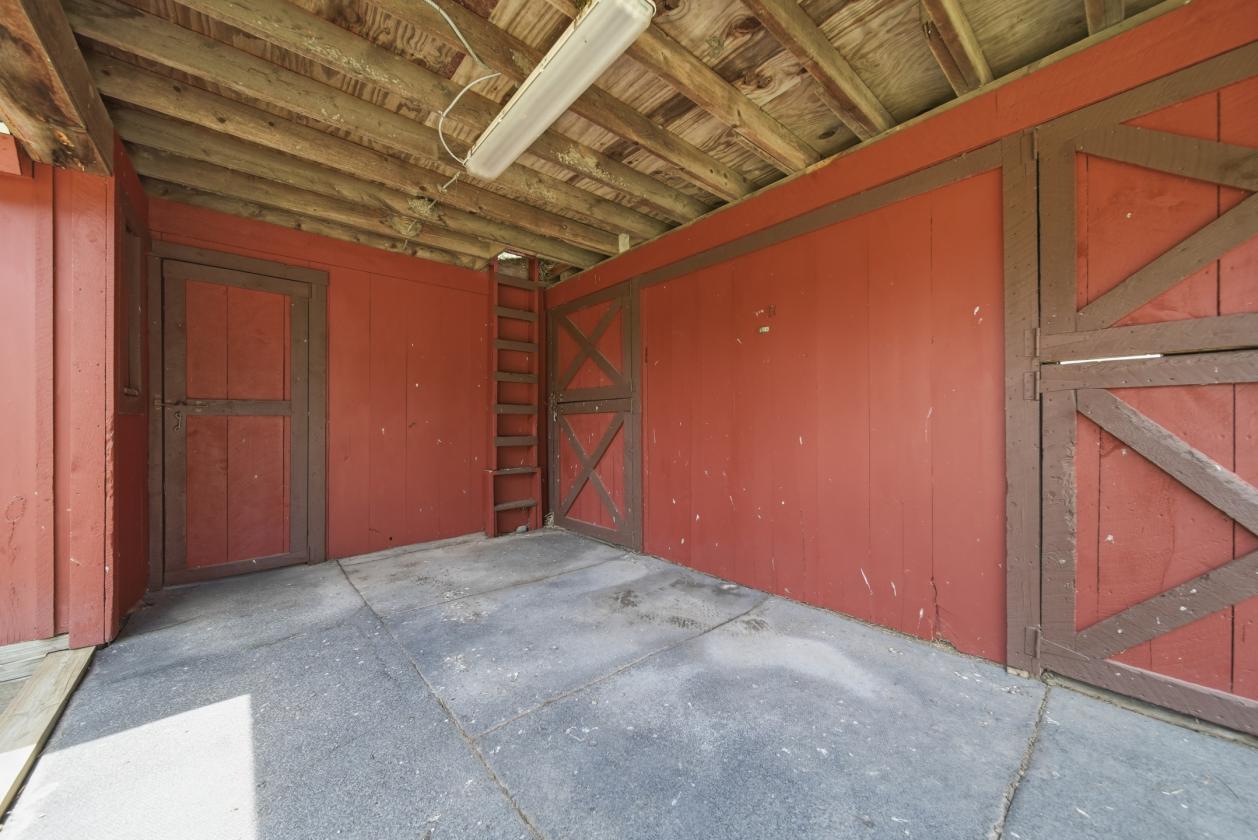 Beautifully Maintained Equestrian Farm/4.2 Acres! - photo 7