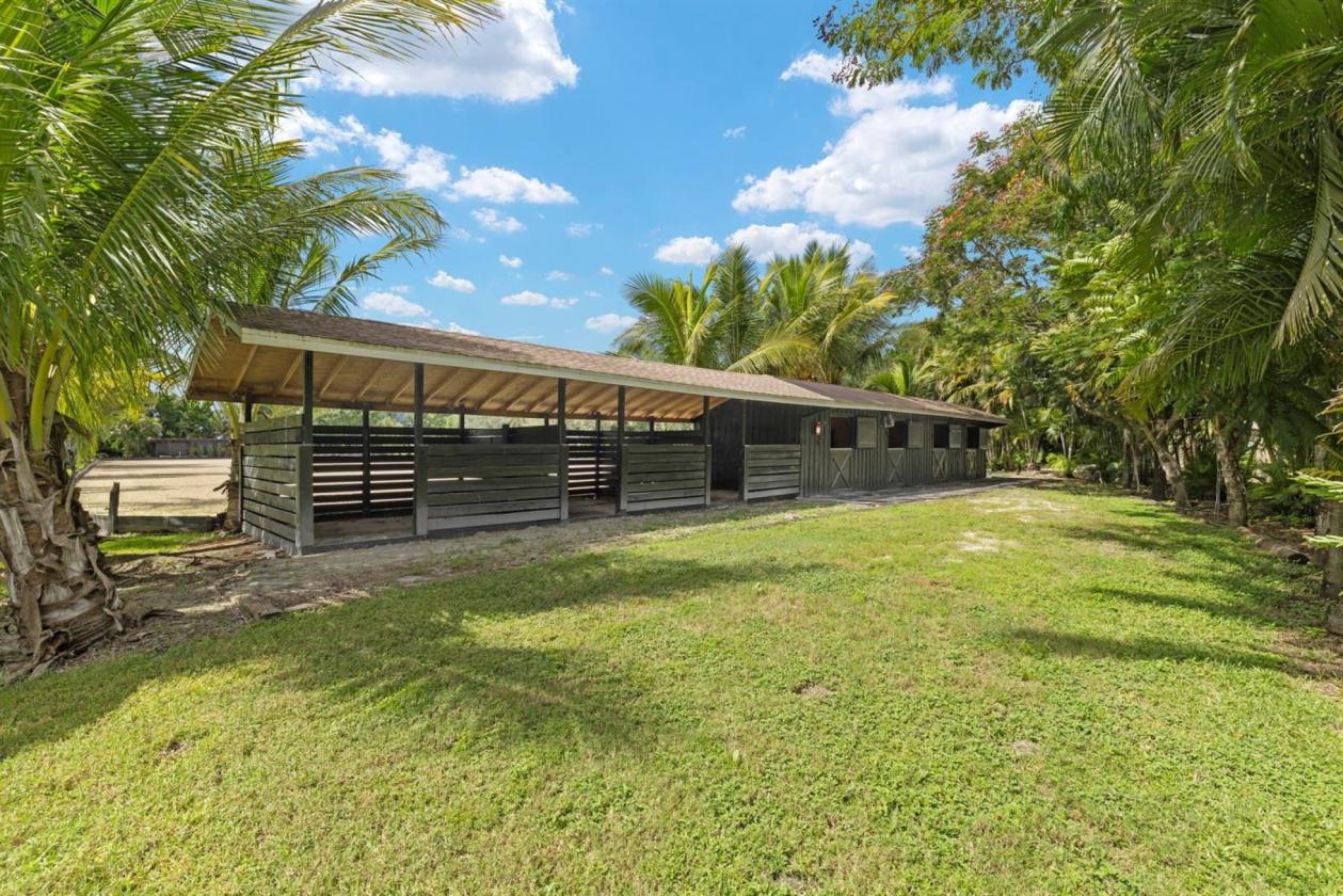 Horse Farm 11 Acres w/ 50 Stalls + groom cottages - photo 15