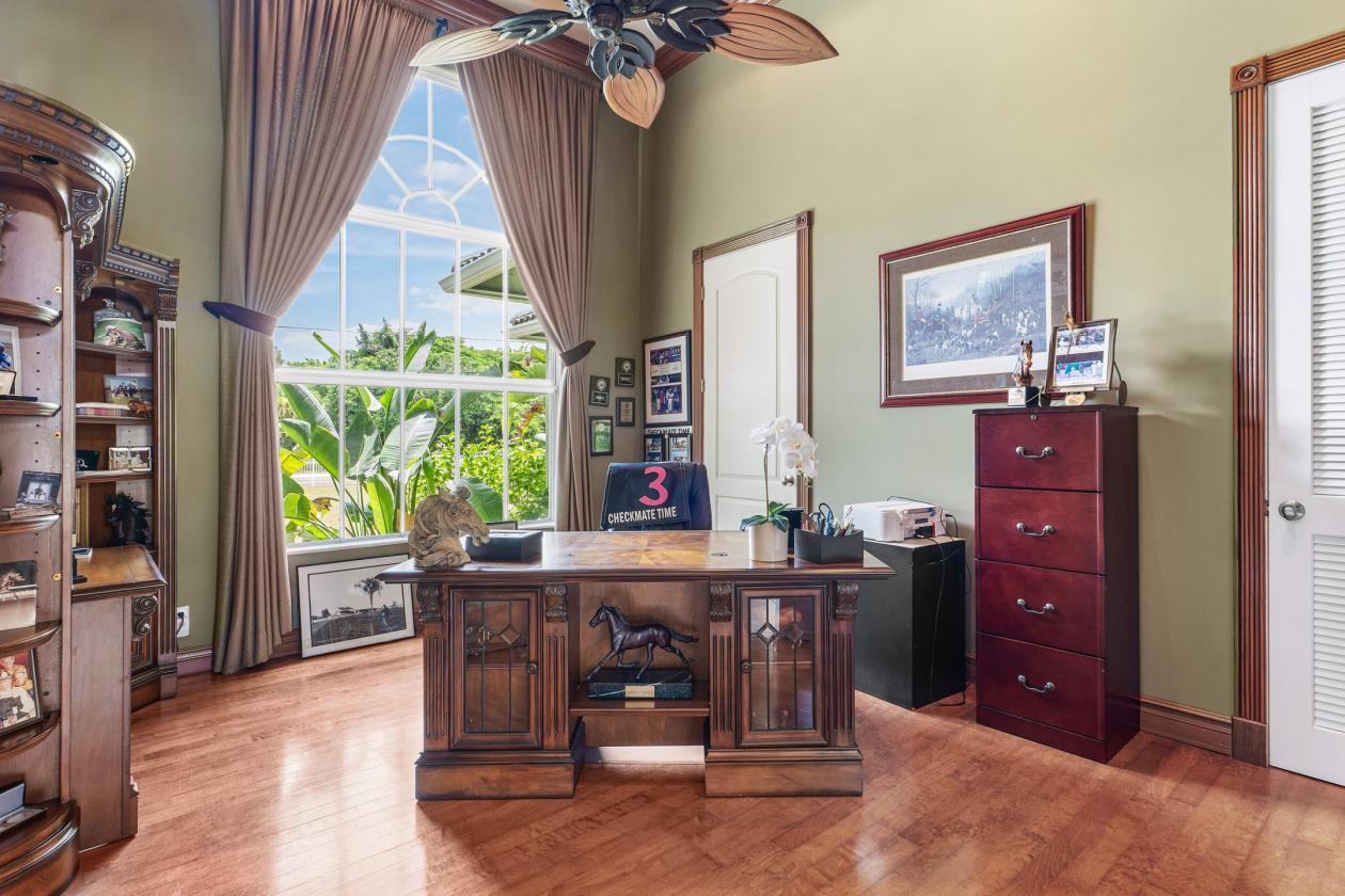 Spectacular 20-Stall Equestrian Estate on 6.34 Ac - photo 8