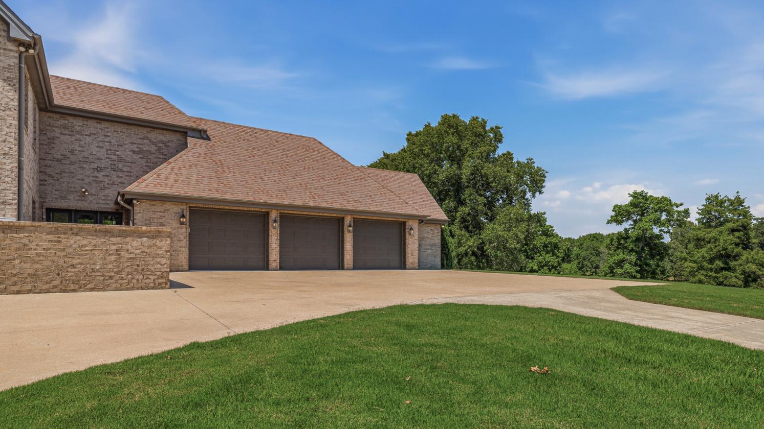 Modern Rustic Estate with Lake, Trails & Barn - photo 17