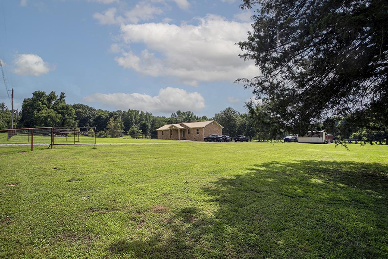 Turnkey Horse Farm on 5 acres with barn - photo 23