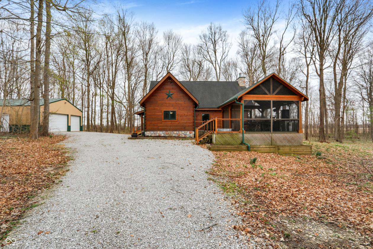Stunning Barna log home on over 12 acres - photo 4