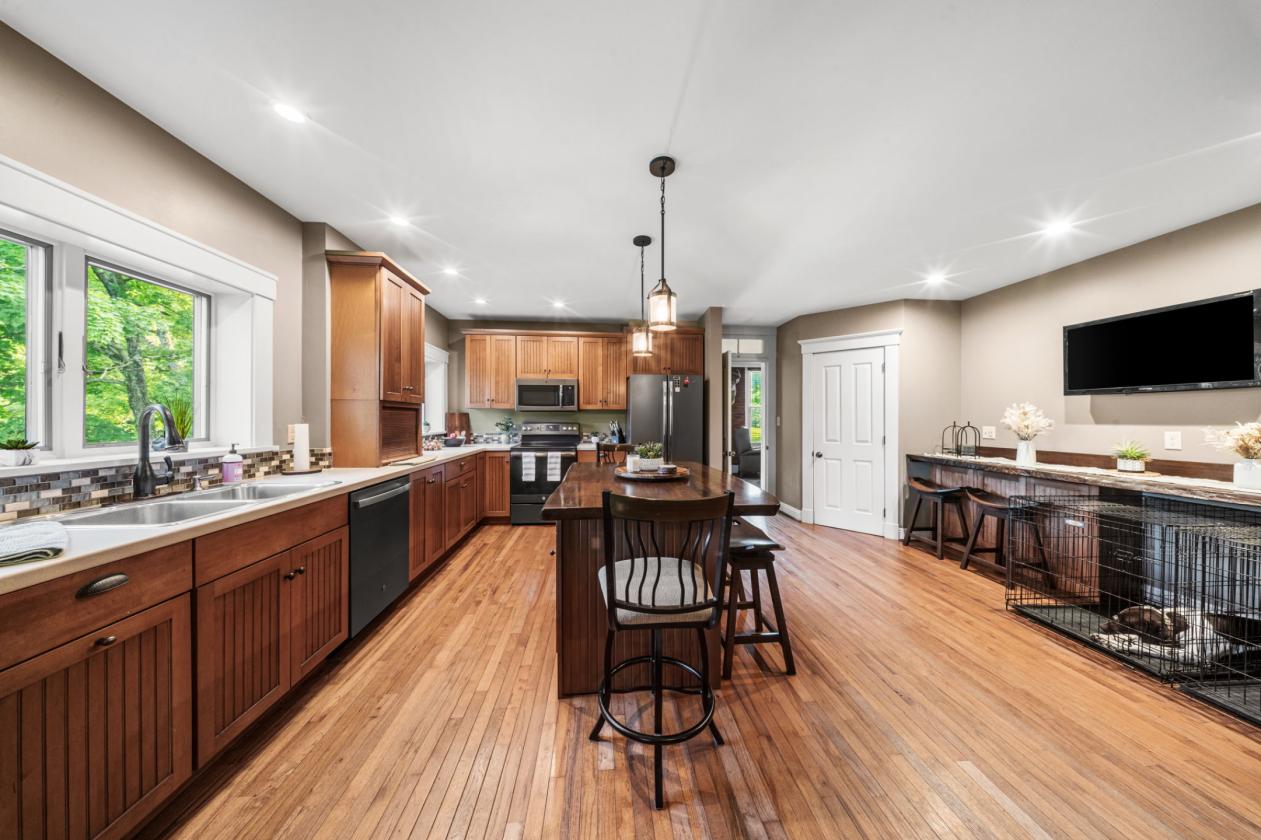 Country Estate on 16+ Acres with Pond! - photo 11