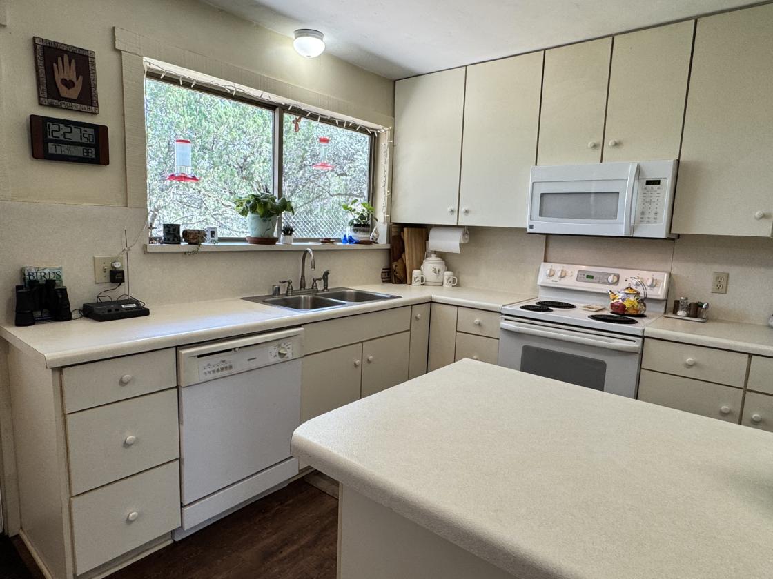 RARE OPPORTUNITY FOR PRIVACY, SPACE & CONVENIENCE - photo 9