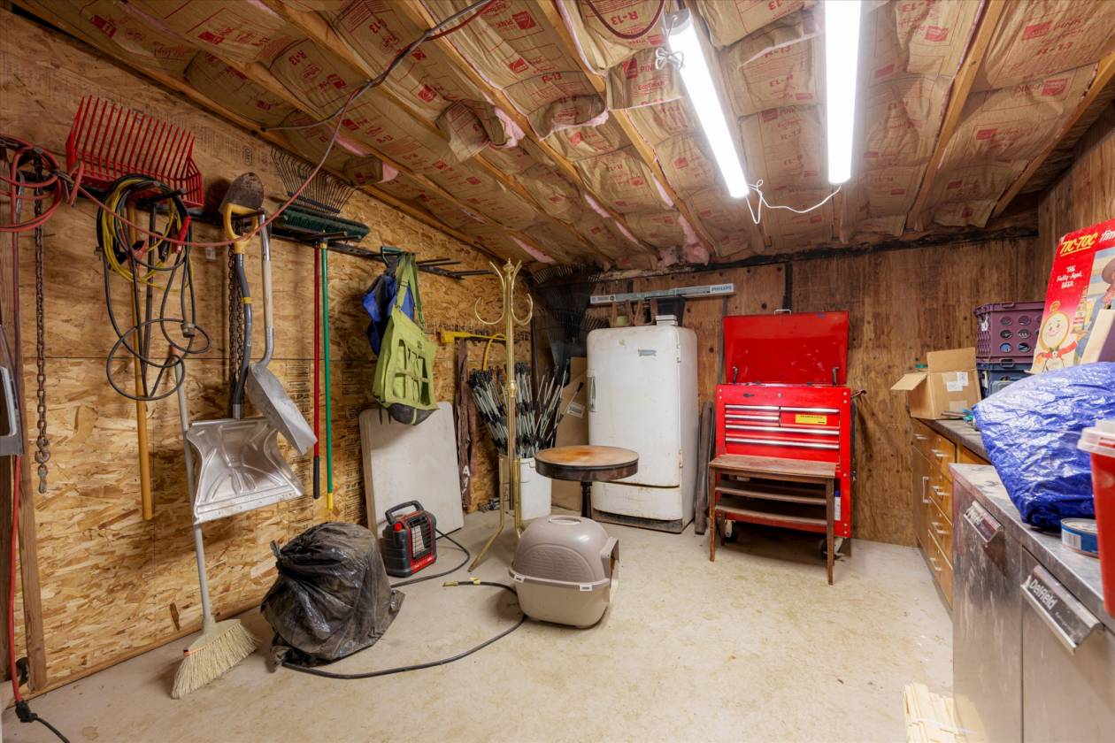 T Lazy J -Roping Arena, 6-Stall Barn & Custom Home - photo 17