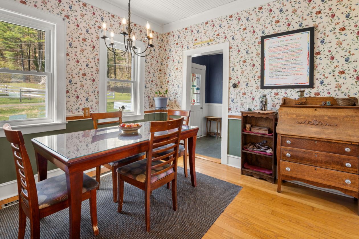 Charming 1914 farmhouse on a private horse farm - photo 4