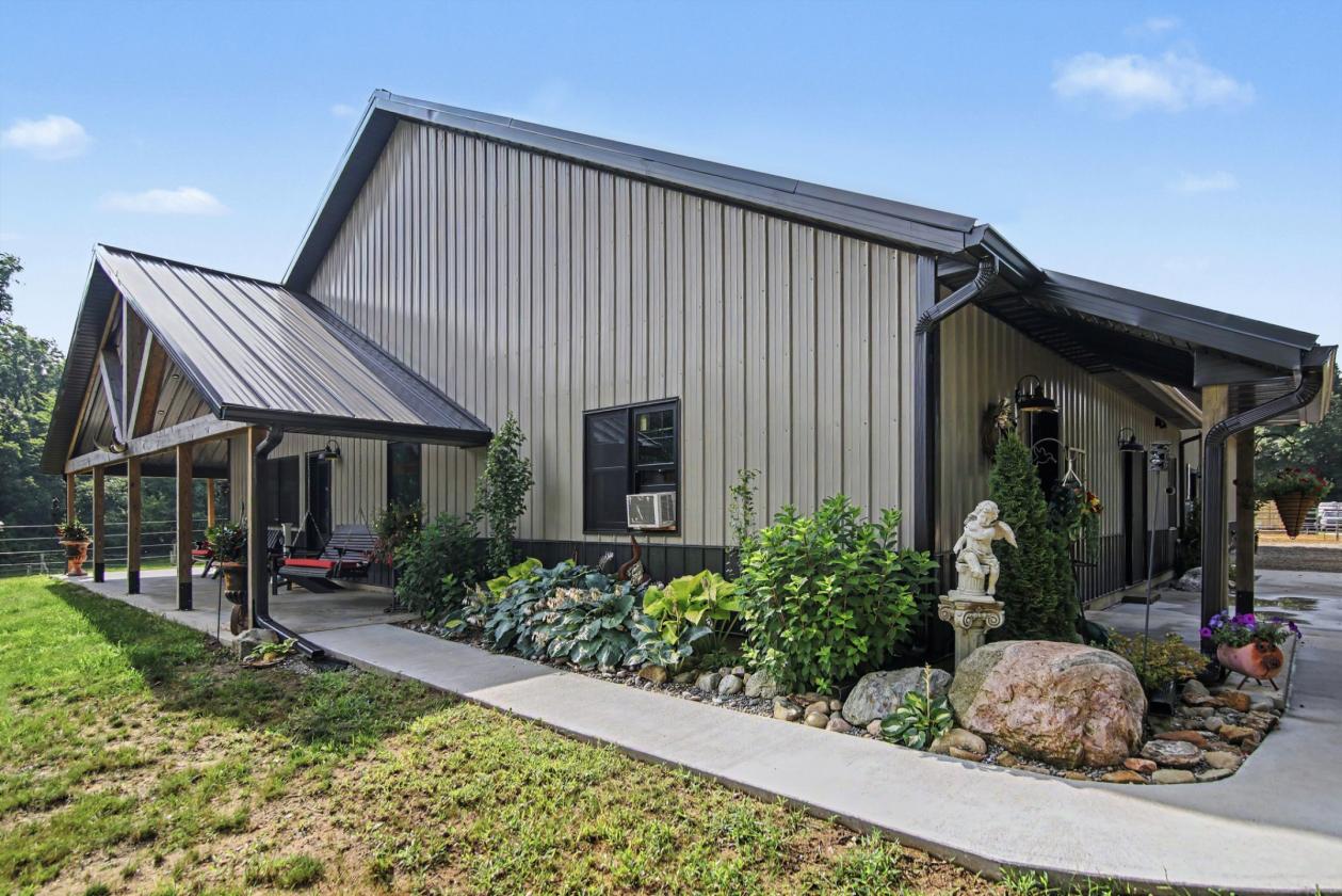 Gorgeous home with equestrian amenities - photo 2
