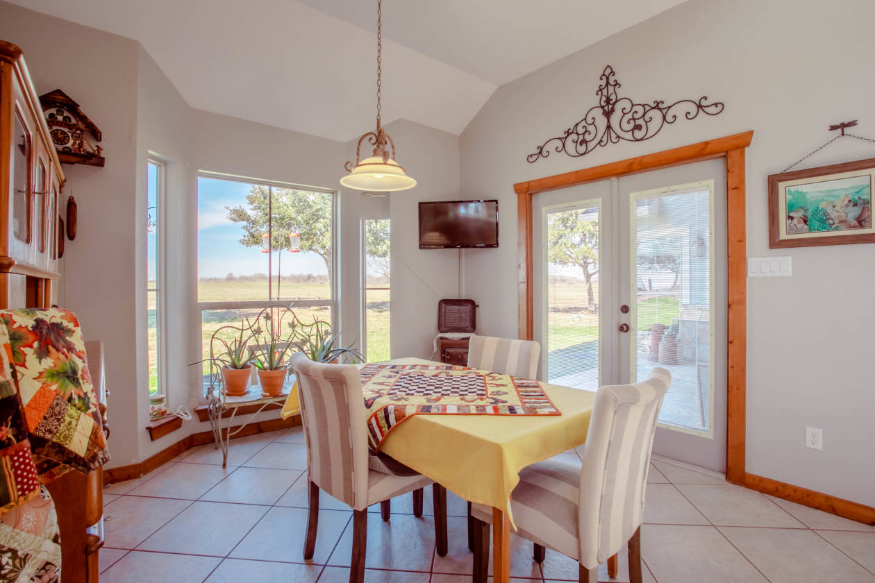 Beautiful Ranch style home on 50 acres Floresville, Wilson County