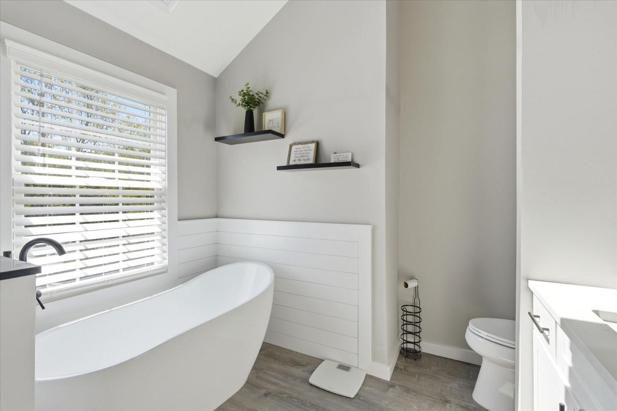 Luxury Farmhouse Residence Equestrian Suitable! - photo 18