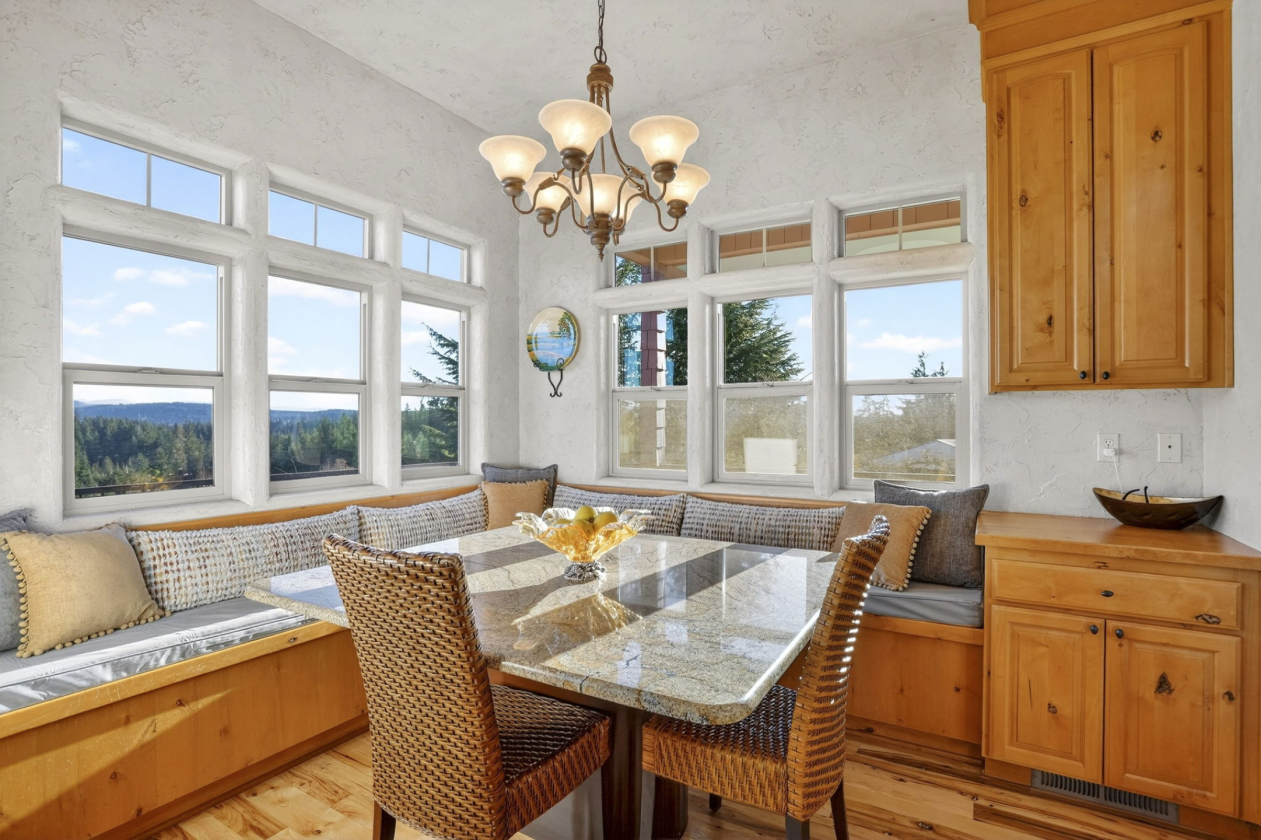 Custom Home on 10+Acres, Indoor Arena, 6 stalls - photo 4