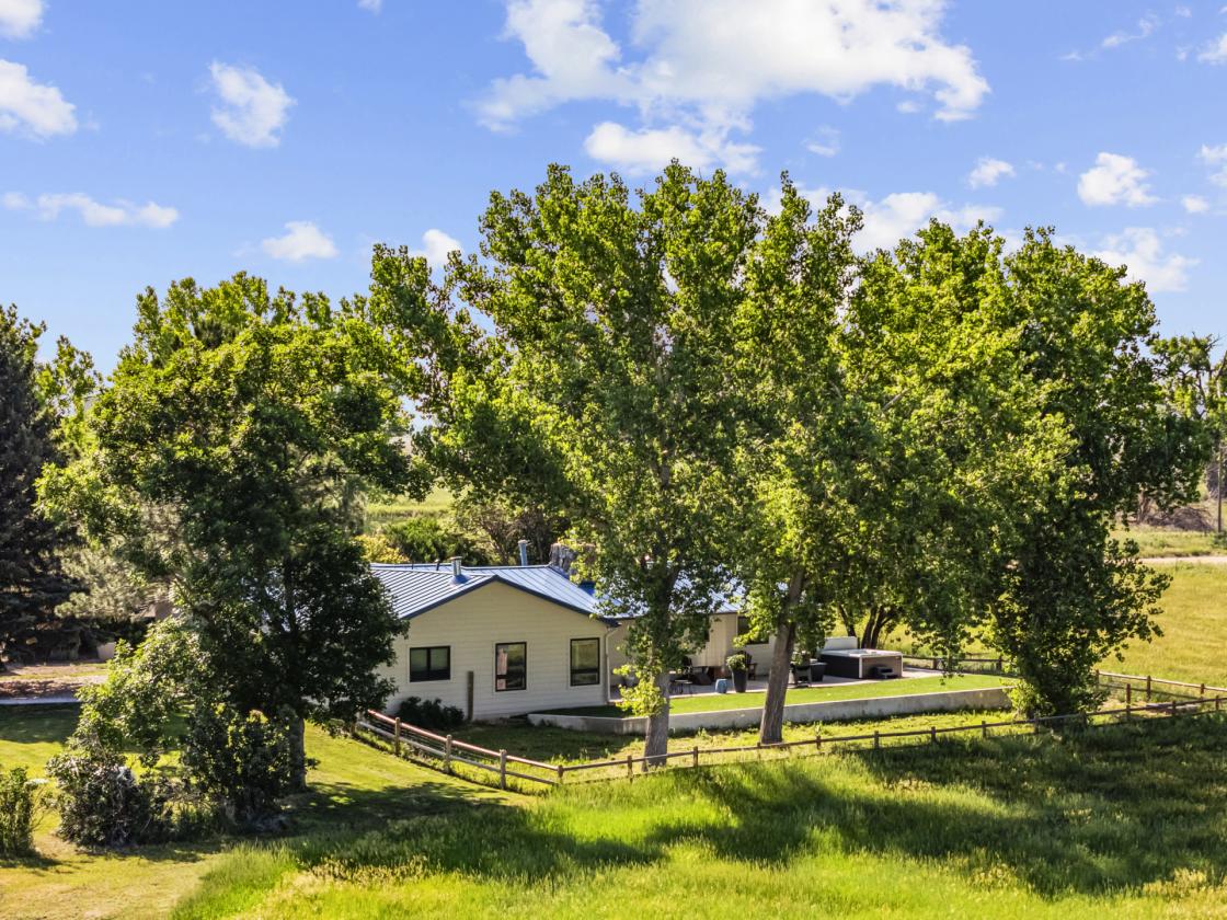 Stunning luxury 40 acre ranch w/water, barn + more - photo 1