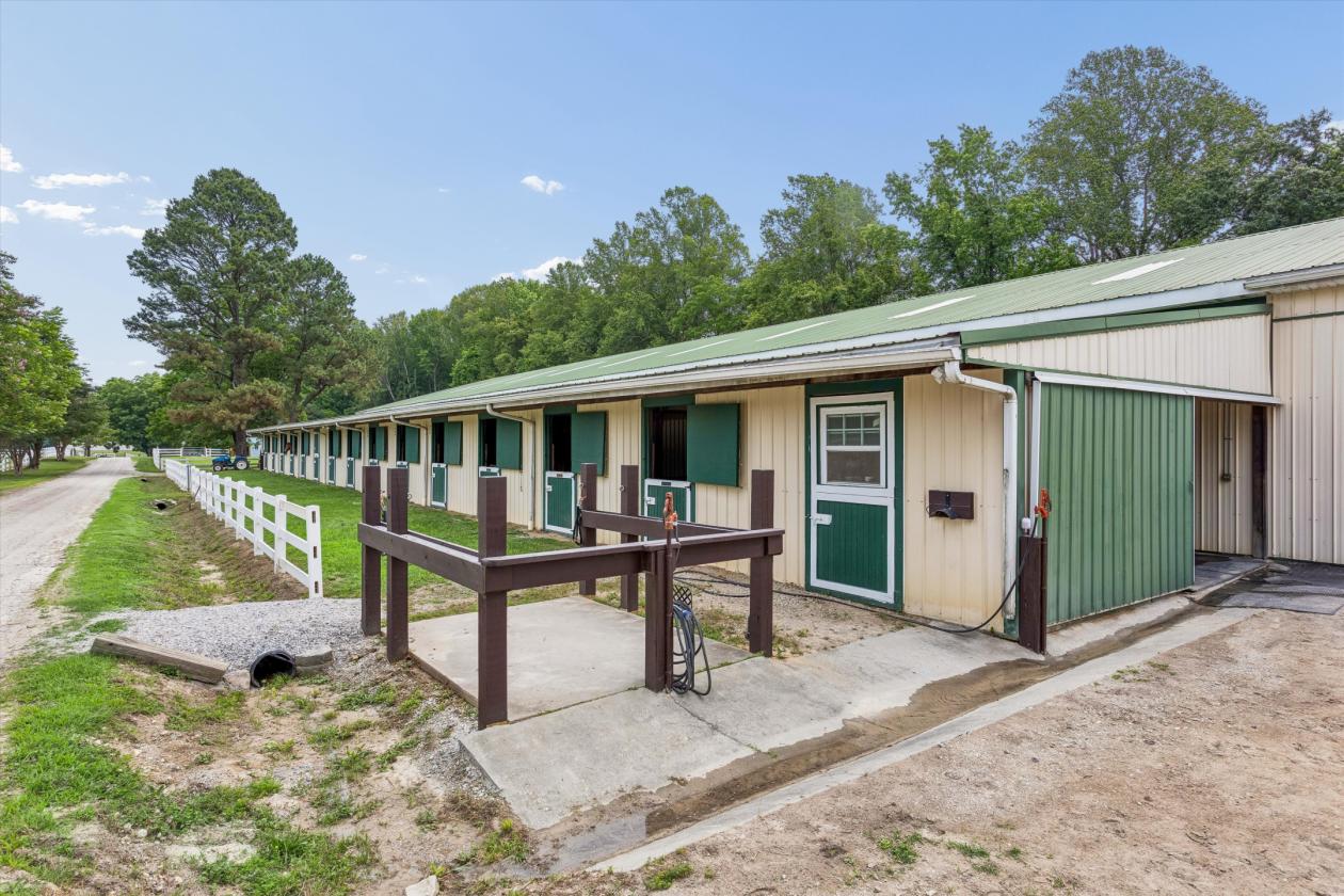 Cedar Valley Farms Indoor arena, 37 stalls, 40 acres - photo 20