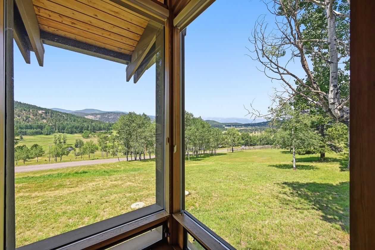 MCM Architecture & Mountain Views! - photo 11