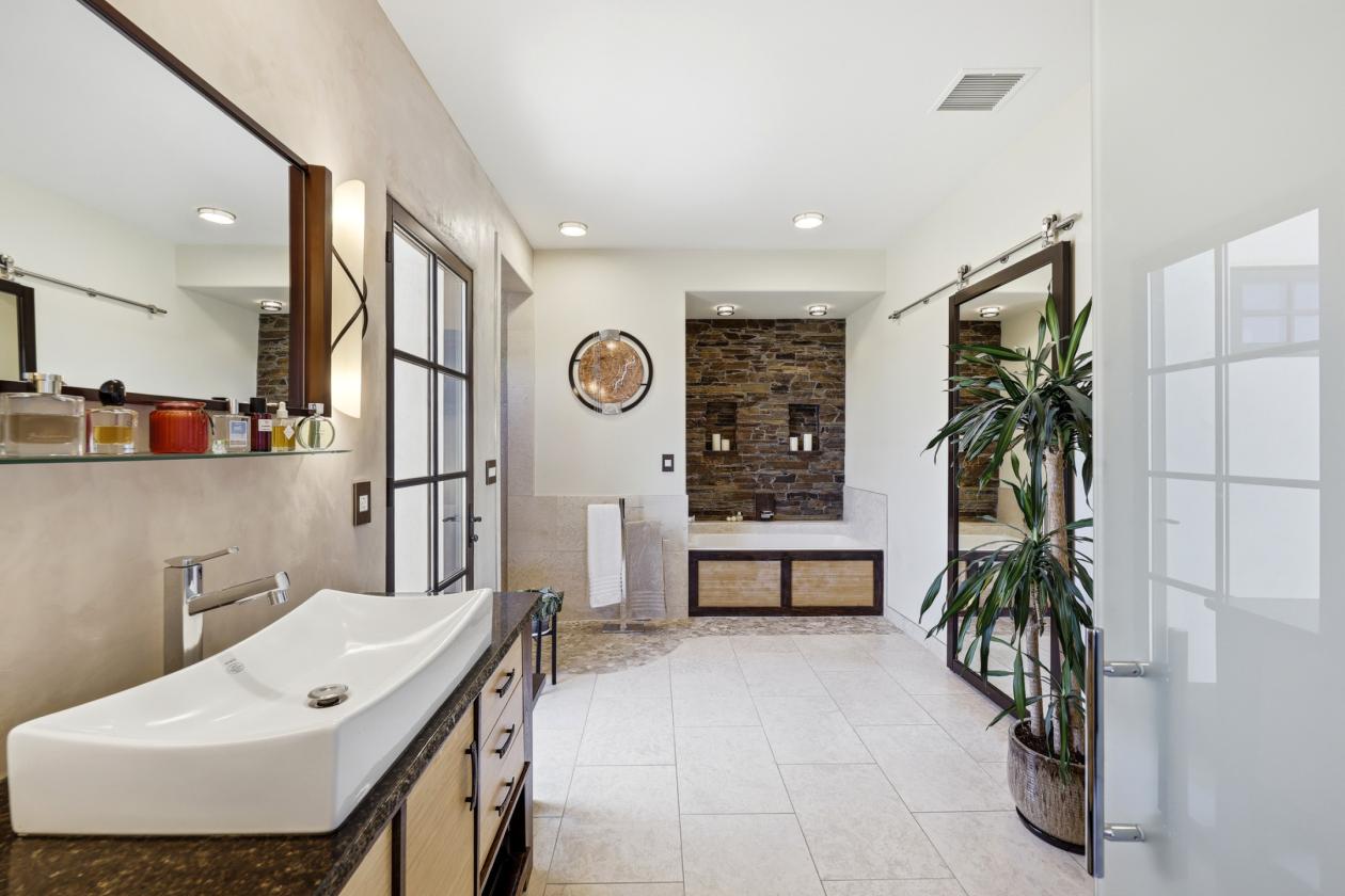Refined Equestrian Estate - photo 20