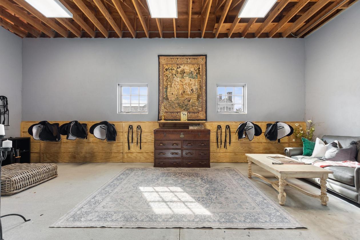 Zoelyon | Equestrian Estate with 5 Stall Barn - photo 4