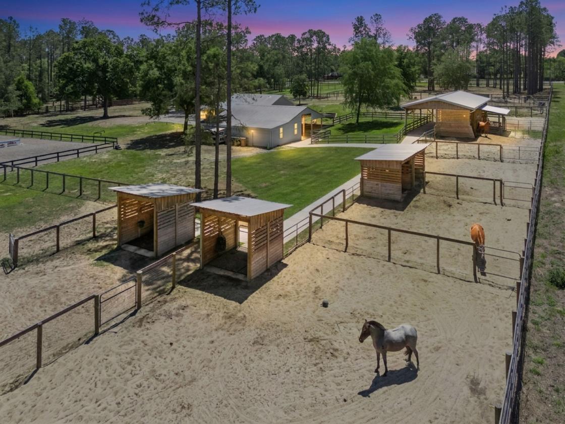Turnkey Equestrian Retreat near Ocala - photo 2