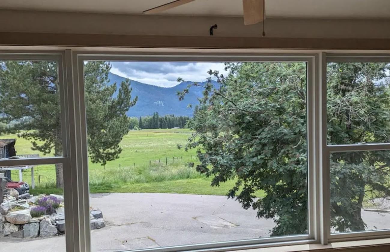 Mountain Views, horses and a beautiful home - photo 13