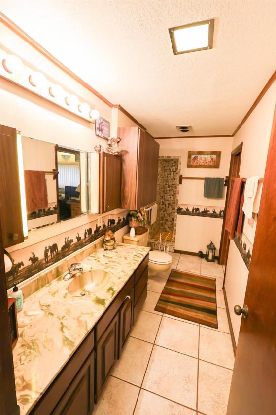 A BEAUTIFULLY SECLUDED 30 ACRE EQUESTRIAN ESTATE - photo 17