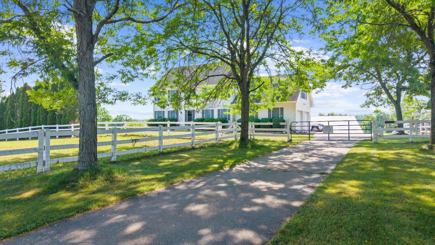 Horse property with large indoor arena - photo 3