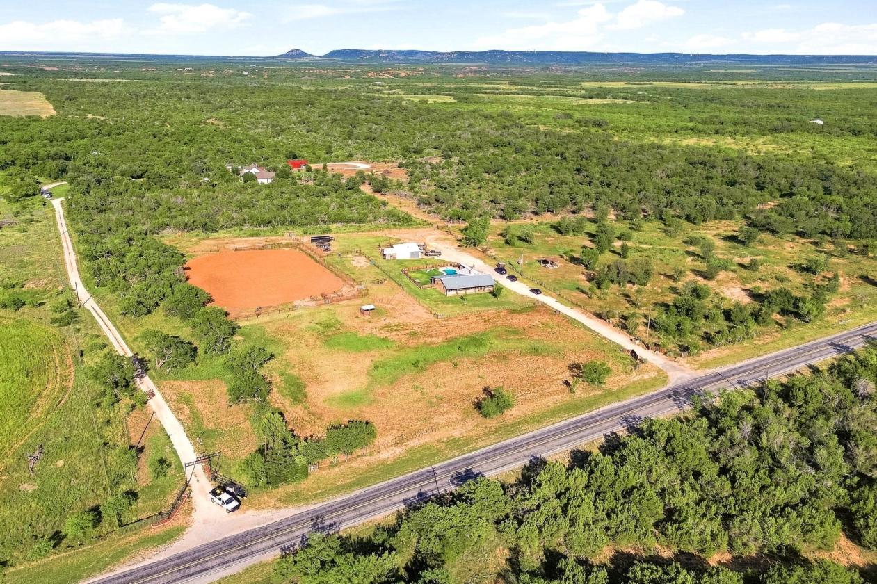 West Texas paradise with pool, barn & arena! - photo 2
