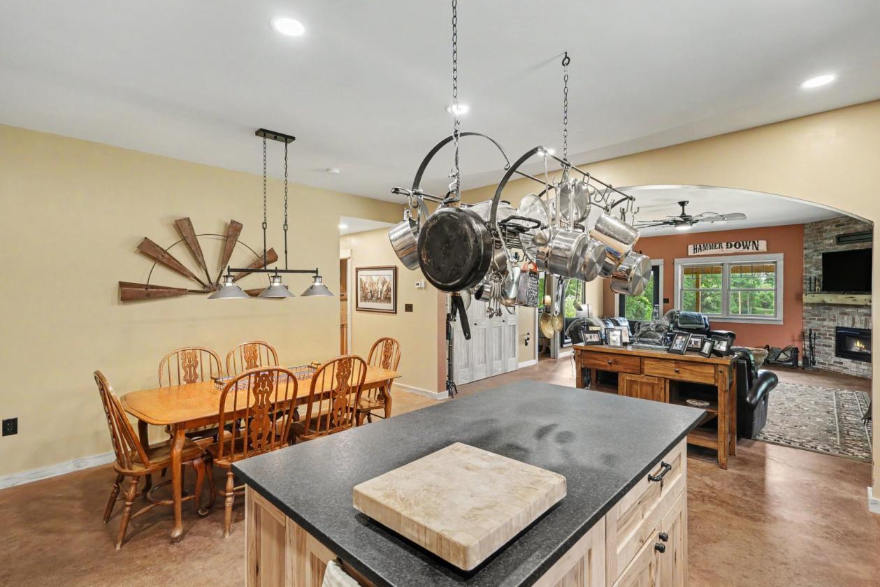 Gorgeous home with equestrian amenities - photo 14